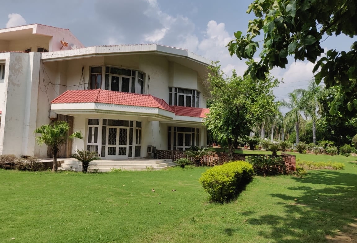 Farm house for sale in MG Road Sultanpur Chattarpur