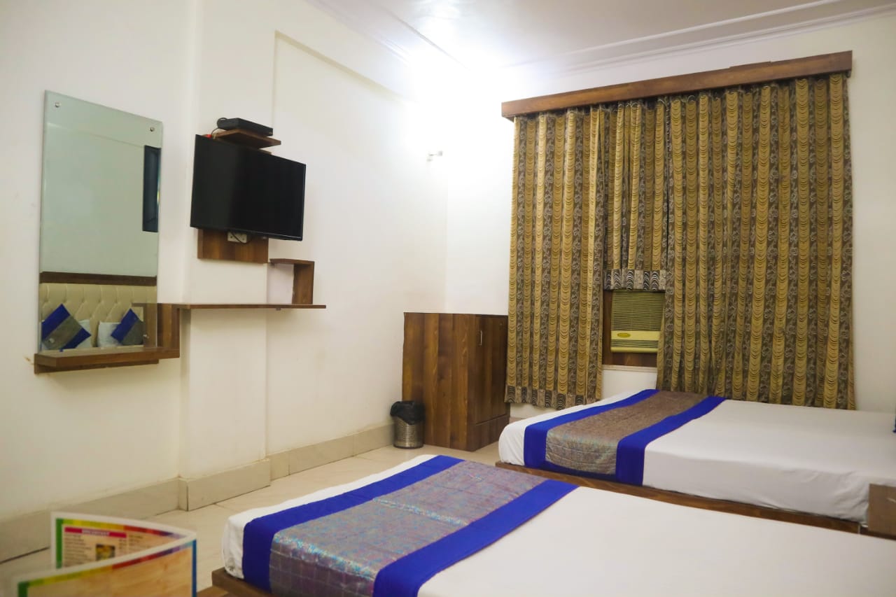 Hotel for sale in Delhi Paharganj Near Banke bihari mandir All licenses approved