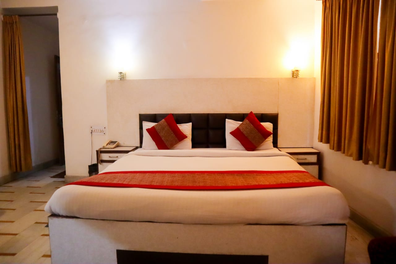 Hotel for sale in Delhi Paharganj Near Banke bihari mandir All licenses approved